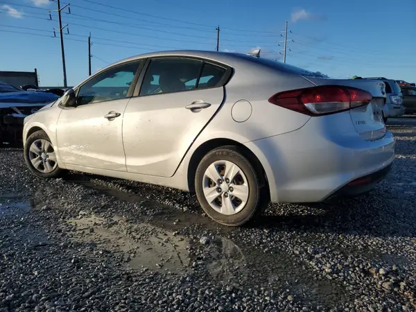3KPFK4A77JE218694 2018 KIA FORTE - Image 2