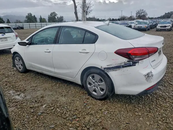 3KPFK4A77JE221434 2018 KIA FORTE - Image 2