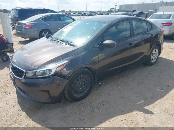 3KPFK4A77JE221658 2018 KIA FORTE - Image 2