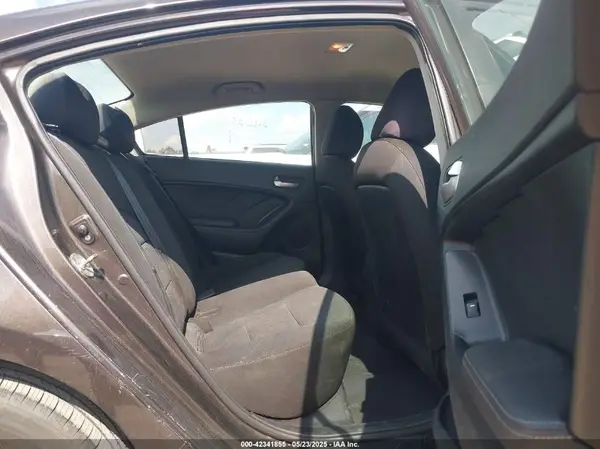 3KPFK4A77JE221658 2018 KIA FORTE - Image 8