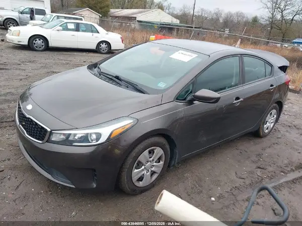 3KPFK4A77JE225340 2018 KIA FORTE - Image 2