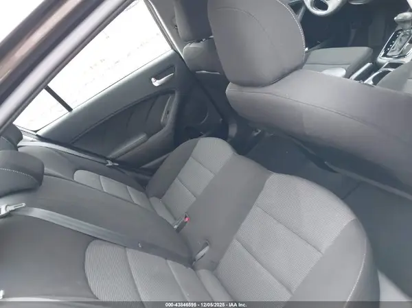 3KPFK4A77JE225340 2018 KIA FORTE - Image 8