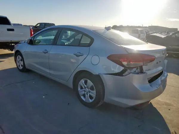 3KPFK4A77JE225869 2018 KIA FORTE - Image 2