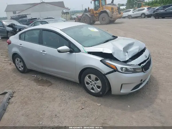 3KPFK4A77JE227802 2018 KIA FORTE - Image 1