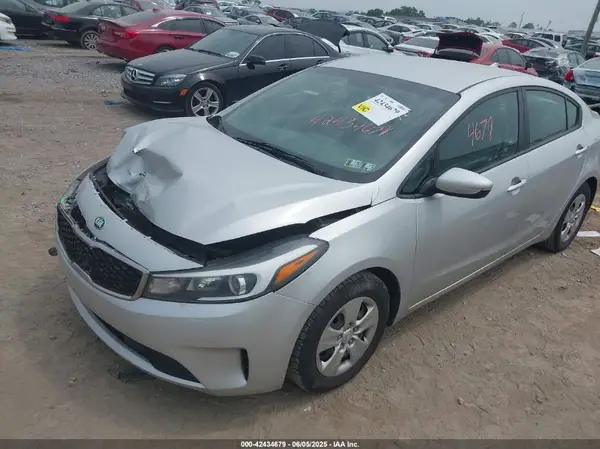 3KPFK4A77JE227802 2018 KIA FORTE - Image 2