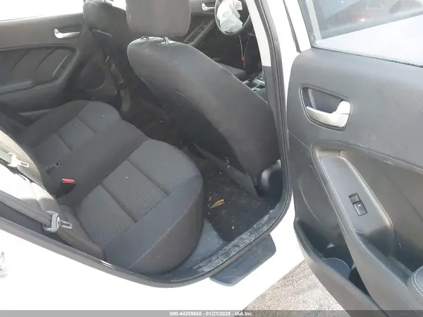 3KPFK4A77JE229100 2018 KIA FORTE - Image 8