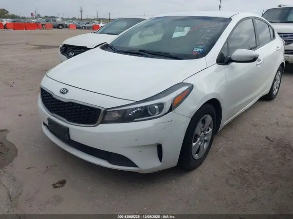 3KPFK4A77JE229145 2018 KIA FORTE - Image 2