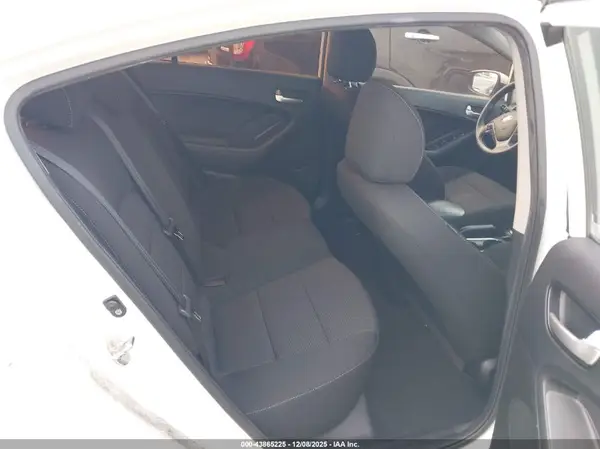 3KPFK4A77JE229145 2018 KIA FORTE - Image 8