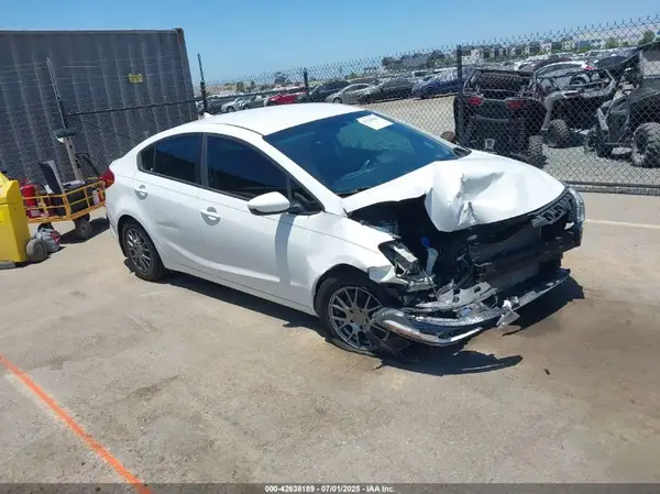 3KPFK4A77JE230182 2018 KIA FORTE - Image 1