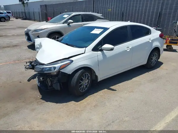 3KPFK4A77JE230182 2018 KIA FORTE - Image 2