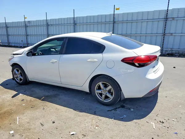 3KPFK4A77JE230618 2018 KIA FORTE - Image 2