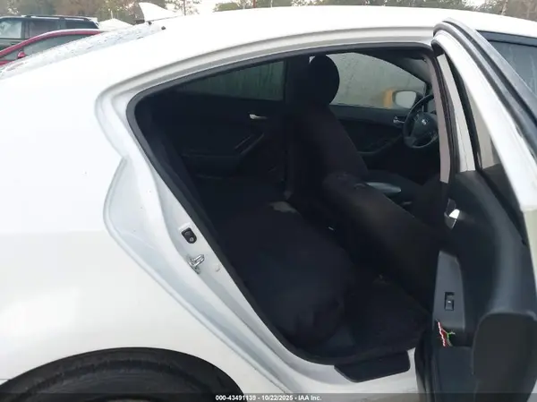 3KPFK4A77JE230909 2018 KIA FORTE - Image 8