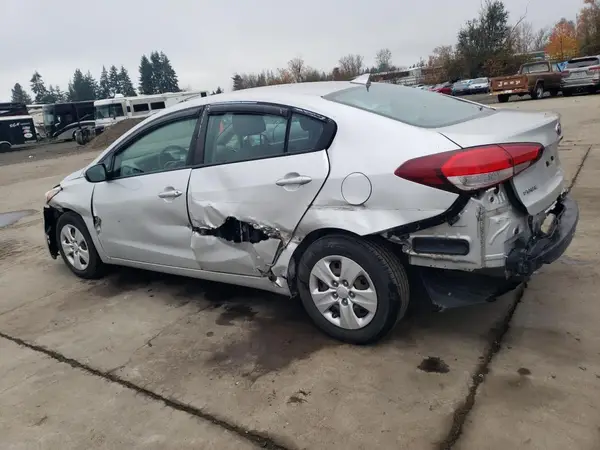 3KPFK4A77JE233390 2018 KIA FORTE - Image 2