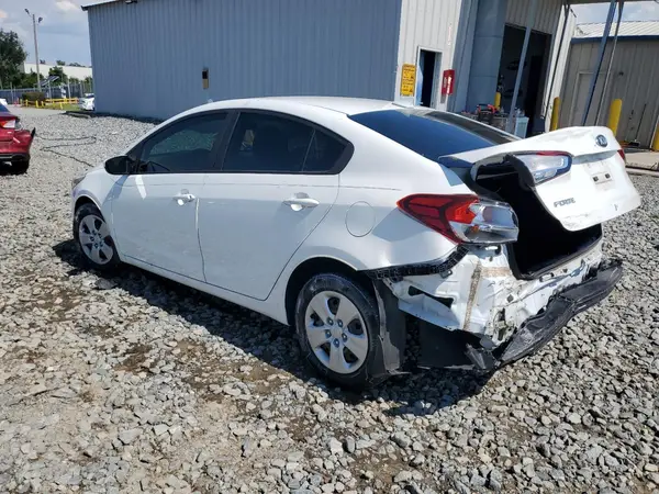 3KPFK4A77JE234281 2018 KIA FORTE - Image 2