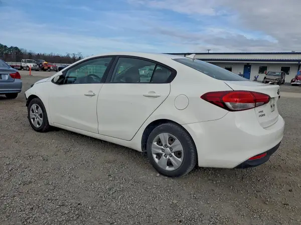 3KPFK4A77JE234393 2018 KIA FORTE - Image 2