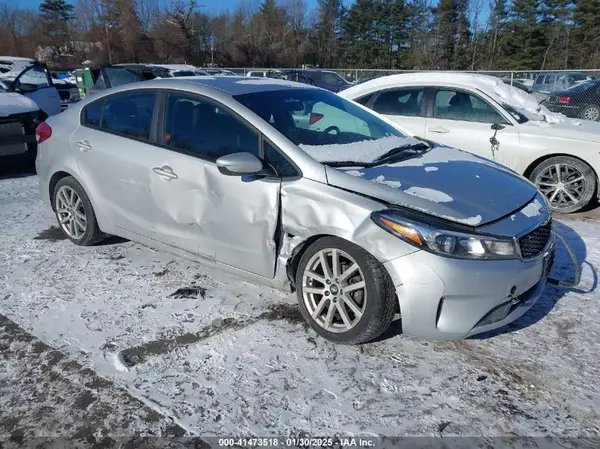 3KPFK4A77JE236371 2018 KIA FORTE - Image 1