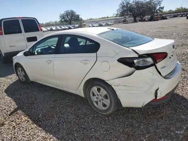 3KPFK4A77JE239545 2018 KIA FORTE - Image 2