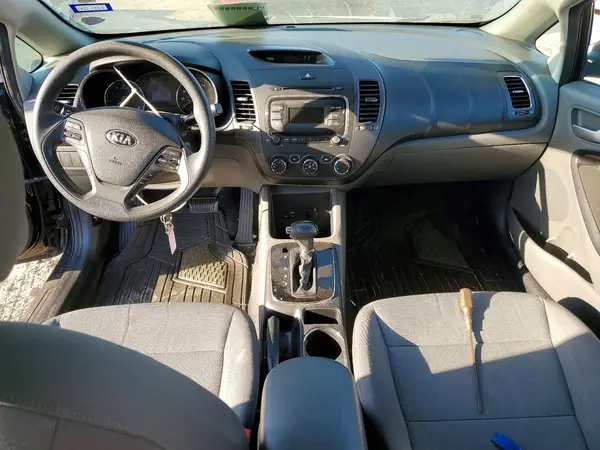 3KPFK4A77JE240565 2018 KIA FORTE - Image 8