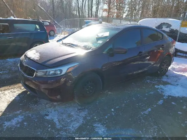 3KPFK4A77JE245054 2018 KIA FORTE - Image 2