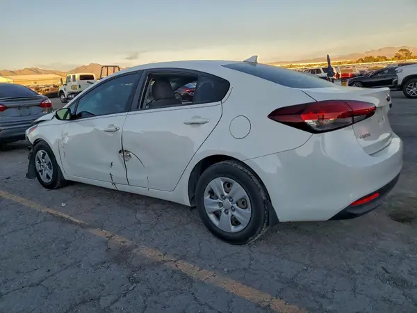 3KPFK4A77JE245281 2018 KIA FORTE - Image 2
