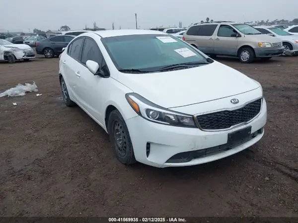 3KPFK4A77JE245667 2018 KIA FORTE - Image 1