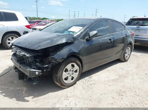 3KPFK4A77JE247094 2018 KIA FORTE - Image 2