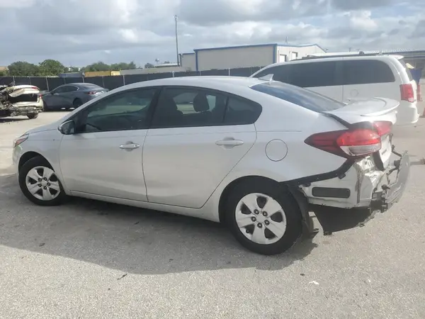 3KPFK4A77JE247175 2018 KIA FORTE - Image 2