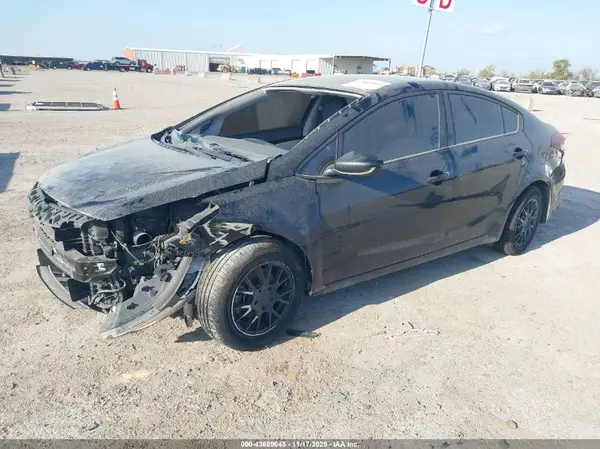 3KPFK4A77JE252456 2018 KIA FORTE - Image 2