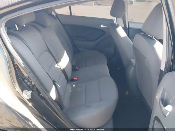 3KPFK4A77JE252456 2018 KIA FORTE - Image 8