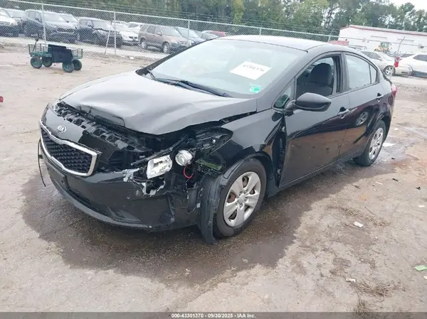 3KPFK4A77JE268706 2018 KIA FORTE - Image 2