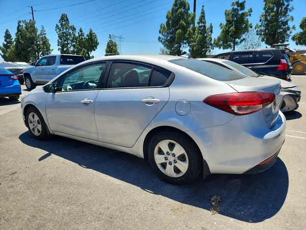 3KPFK4A77JE269659 2018 KIA FORTE - Image 2