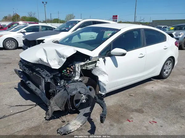 3KPFK4A77JE270679 2018 KIA FORTE - Image 2
