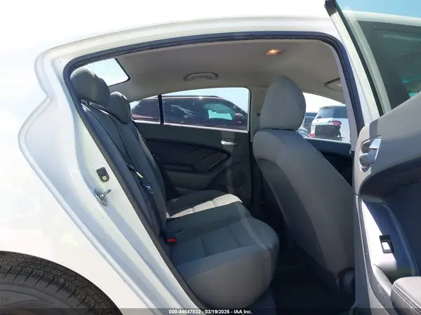 3KPFK4A77JE270679 2018 KIA FORTE - Image 8