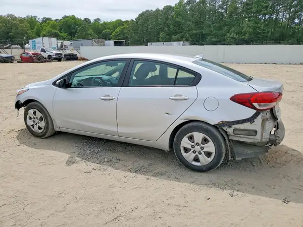 3KPFK4A77JE271203 2018 KIA FORTE - Image 2