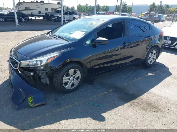 3KPFK4A77JE271217 2018 KIA FORTE - Image 2
