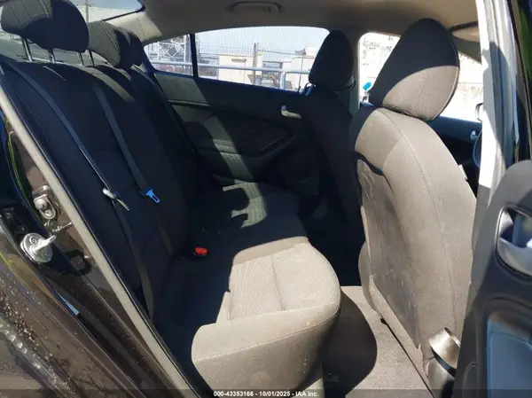 3KPFK4A77JE271217 2018 KIA FORTE - Image 8