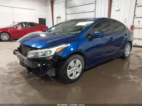 3KPFK4A77JE272674 2018 KIA FORTE - Image 2