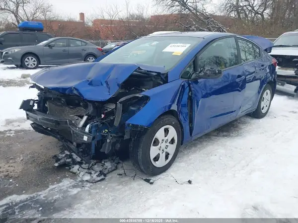 3KPFK4A77JE272853 2018 KIA FORTE - Image 2