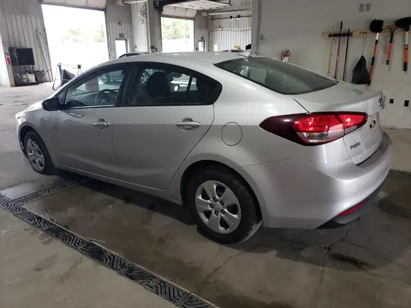 3KPFK4A77JE275333 2018 KIA FORTE - Image 2