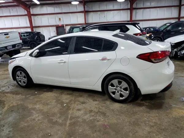 3KPFK4A77JE275820 2018 KIA FORTE - Image 2