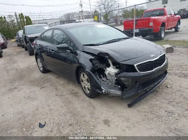 3KPFK4A77JE281083 2018 KIA FORTE - Image 1