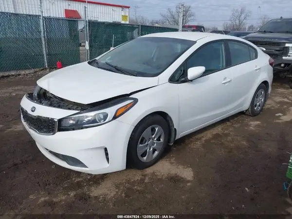 3KPFK4A77JE281231 2018 KIA FORTE - Image 2