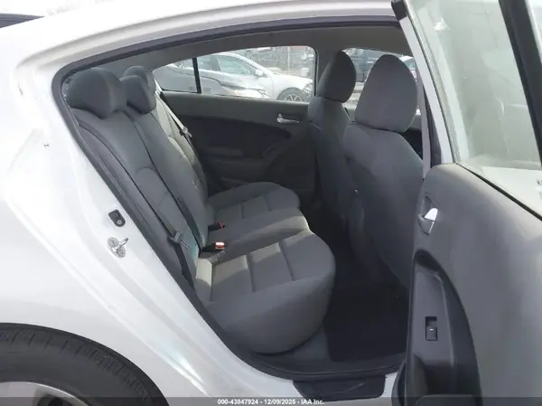 3KPFK4A77JE281231 2018 KIA FORTE - Image 8