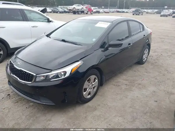 3KPFK4A77JE284792 2018 KIA FORTE - Image 2
