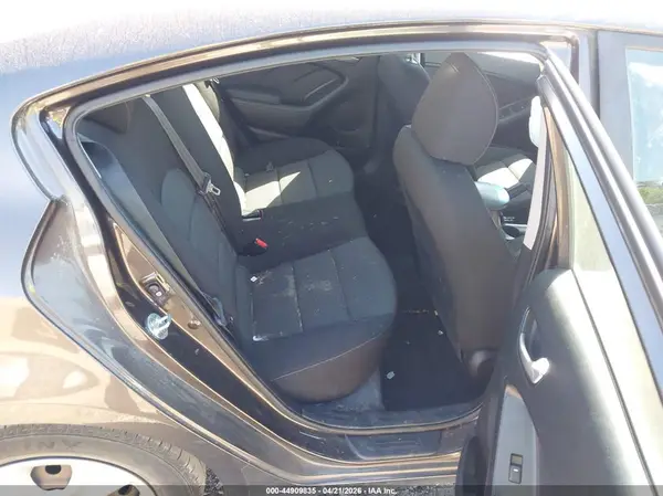 3KPFK4A78HE033774 2017 KIA FORTE - Image 8