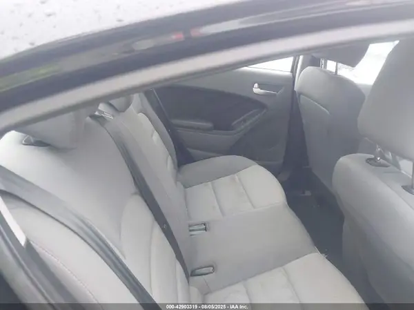 3KPFK4A78HE042765 2017 KIA FORTE - Image 8