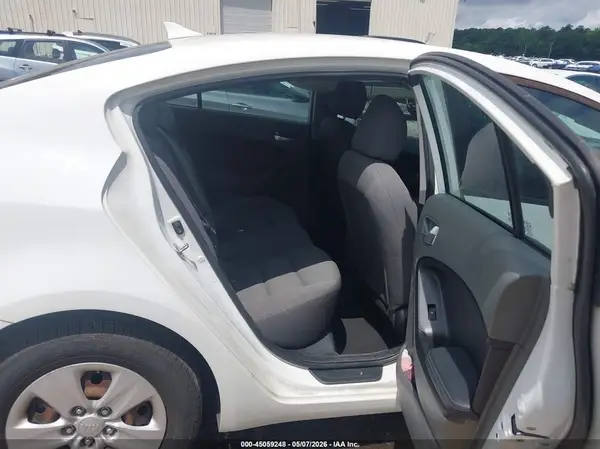 3KPFK4A78HE045116 2017 KIA FORTE - Image 8