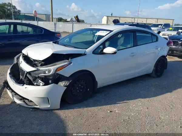 3KPFK4A78HE055497 2017 KIA FORTE - Image 2
