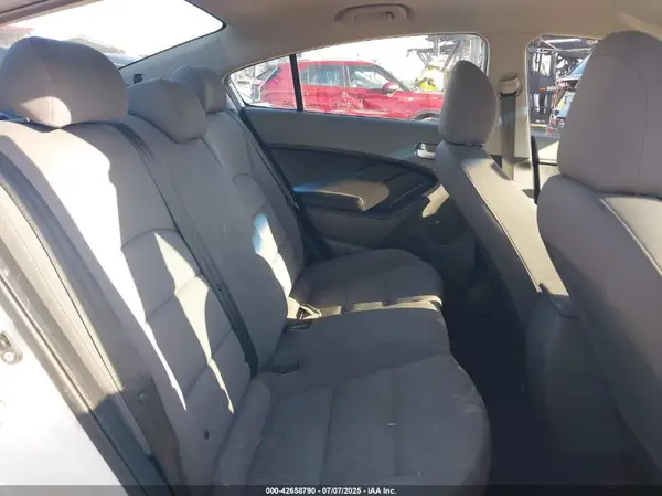 3KPFK4A78HE055497 2017 KIA FORTE - Image 8