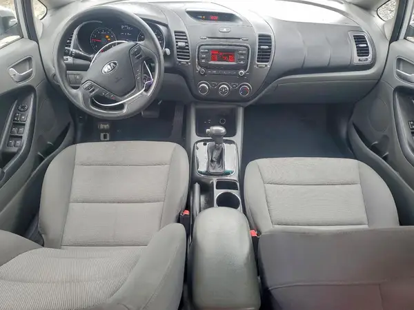 3KPFK4A78HE070033 2017 KIA FORTE - Image 8
